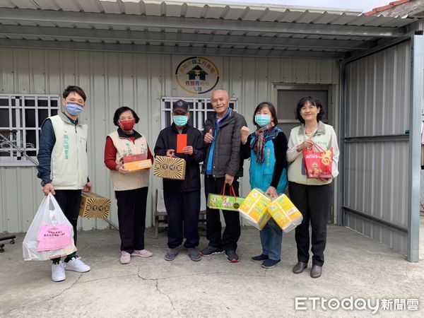 ▲台南市勞工局結合各工會愛心送暖列車接續出動！22日愛心列車由鋁製品製造裝配職業工會愛心接棒，載送關懷物資到案家。（圖／記者林東良翻攝，下同）