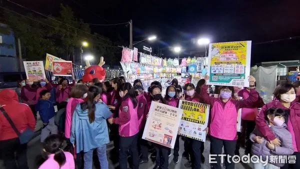 ▲台南市消防局第五救災救護大隊大灣分隊及大灣婦女防火宣導隊，現身於人潮聚集的永康區永大夜市進行消防宣導活動。（圖／記者林東良翻攝，下同）