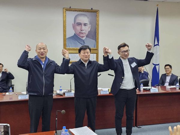 ▲▼傅崐萁牽起韓國瑜、江啟臣的手。（圖／翻攝自王鴻薇臉書）
