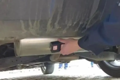 女子為躲避臨檢！在6輛警車上裝GPS追蹤定位　被罰2207元