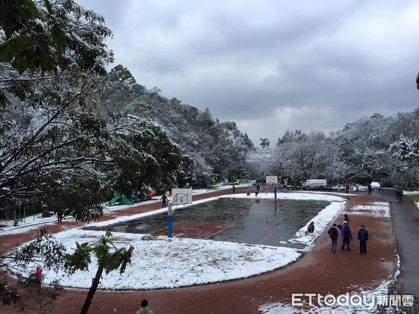 ▲新北最高海拔學校雲海國小也曾下雪。（圖／翻攝學校臉書）