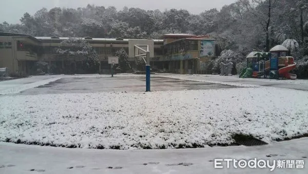 ▲新北市雲海國小曾降下大雪。（圖／翻攝學校臉書）