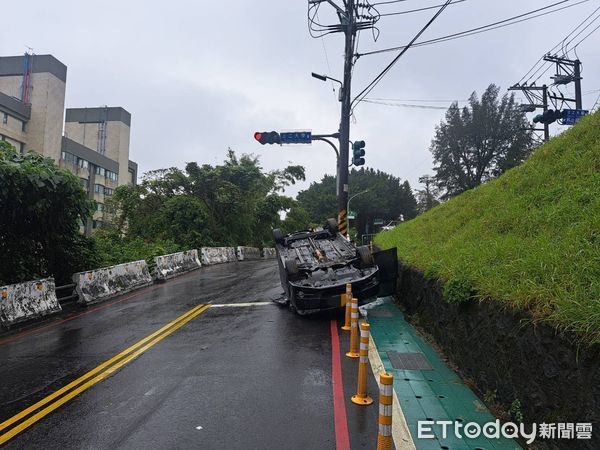 ▲▼62阿伯開車右轉險升坡暴衝撞標誌桿後翻車             。（圖／記者陳以昇翻攝）