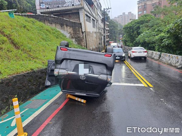 ▲▼62阿伯開車右轉險升坡暴衝撞標誌桿後翻車             。（圖／記者陳以昇翻攝）