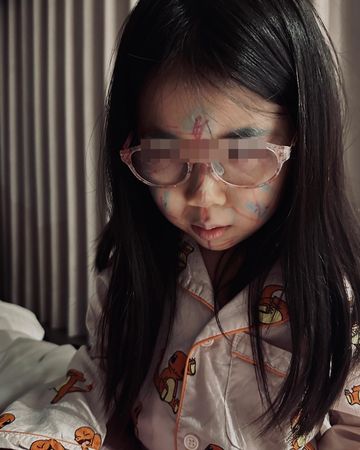 ▲▼陳怡蓉曬出女兒在臉上塗鴉的照片。（圖／翻攝自Facebook／陳怡蓉的官方FB）