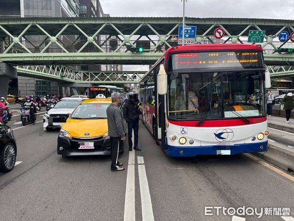 ▲計程車駕駛因未查看開車門導致後方公車煞停，公車上7人送醫。（圖／記者張君豪翻攝）