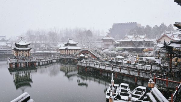 ▲橫店下雪。（圖／翻攝微博）