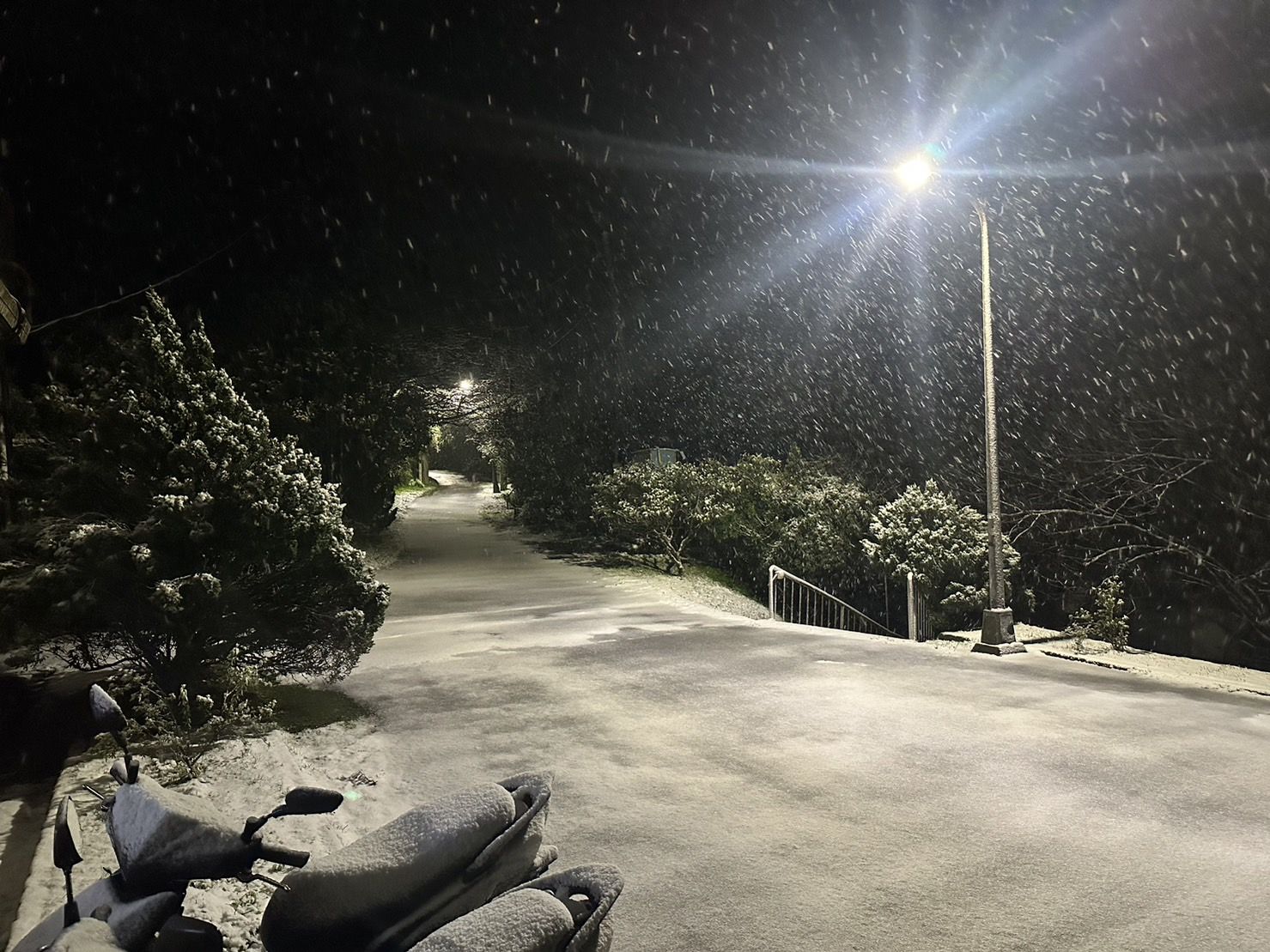 ▲▼鞍部氣象站下雪。（圖／氣象署）