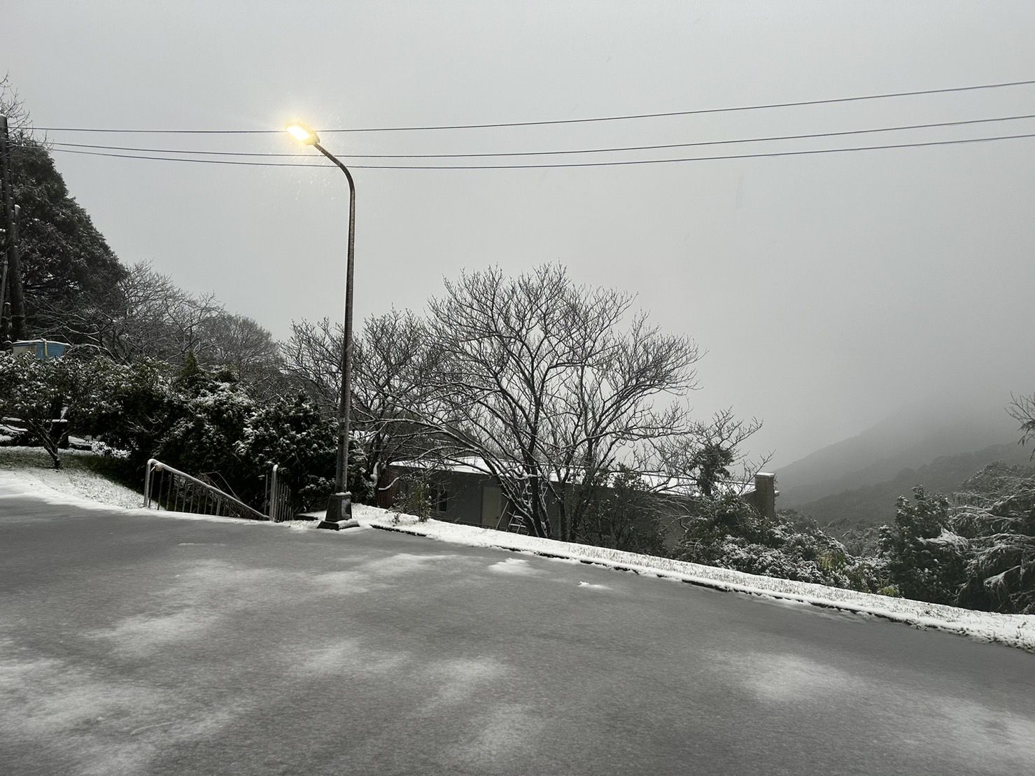 ▲▼鞍部氣象站下雪。（圖／氣象署）