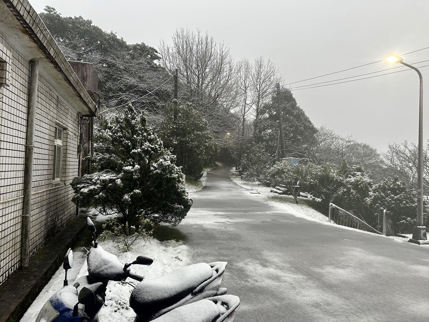 ▲▼鞍部氣象站下雪。（圖／氣象署）