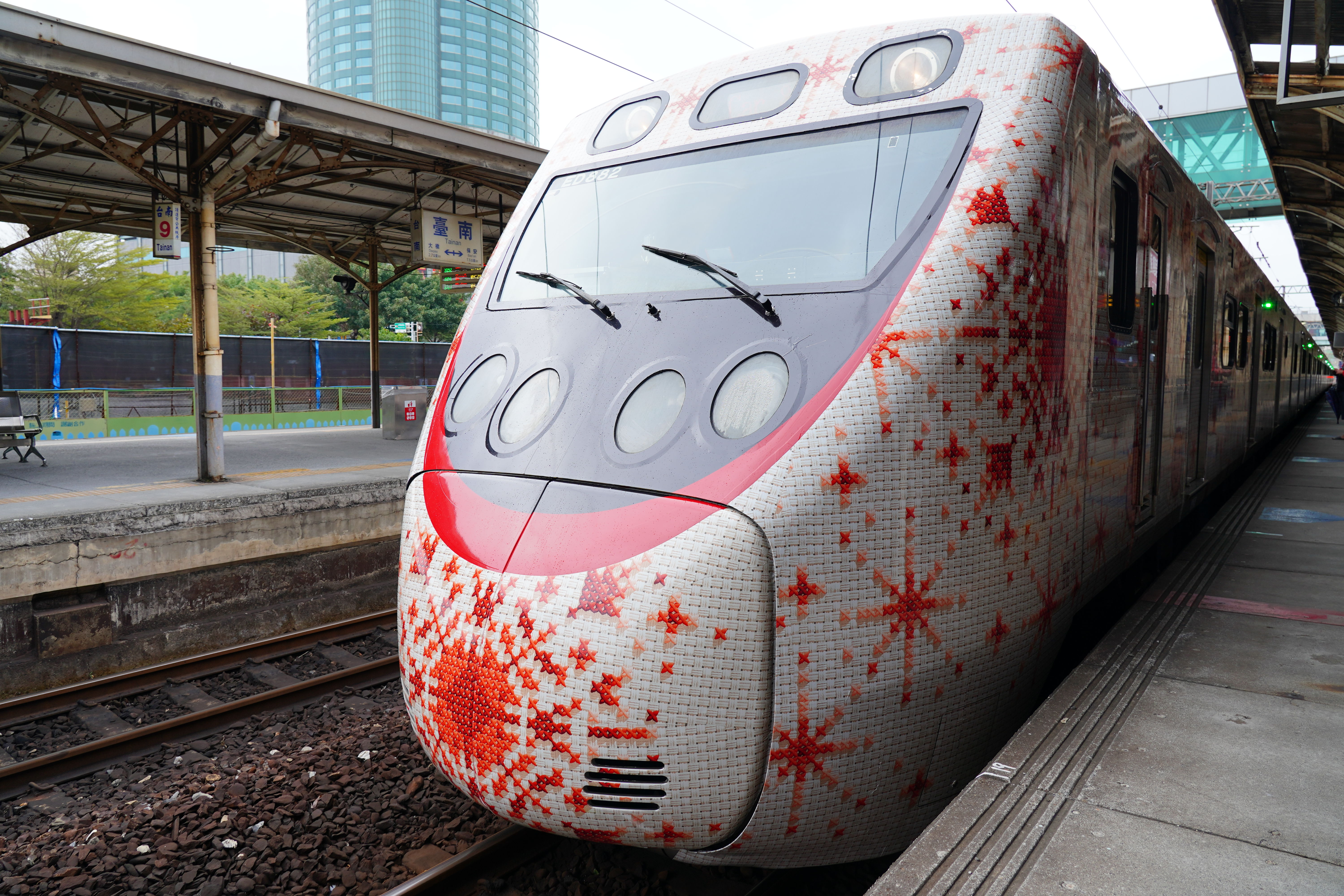 ▲▼觀光署與台鐵公司合作推出主題800型微笑號的彩繪列車「SIRAYA西拉雅號」。（圖／觀光署）