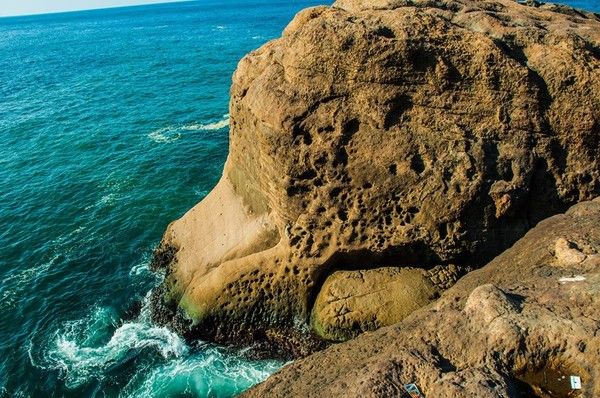 ▲鬆獅犬岩位在陰陽海往宜蘭的方向。（圖／網友潘彩鴻提供，請勿隨意翻拍，以免侵權）
