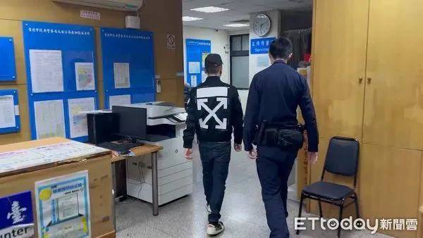 ▲涉嫌出腳補踹Toyz的林男22日晚間到案說明。（圖／記者張君豪翻攝）