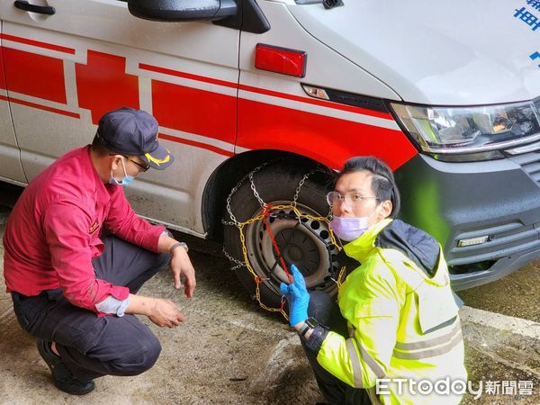 ▲新北消防加強雪鏈裝設訓練。（圖／記者郭世賢翻攝）