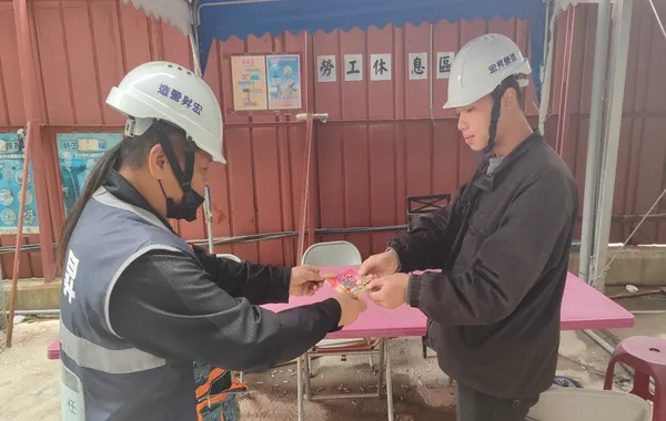 ▲入冬最強寒流來襲 新北籲戶外作業者應加強保暖。（圖／新北市勞工局提供）