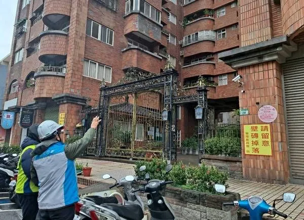 ▲寒流發威！大樓外牆磁磚要注意