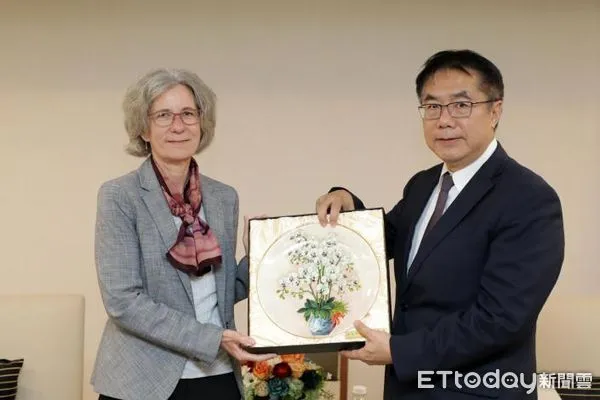 ▲瑞士商務辦事處陶方婭處長與資深商務顧問王中群，拜會台南市長黃偉哲，新聞及國際關係處蘇恩恩處長一同與會。（圖／記者林東良翻攝，下同）