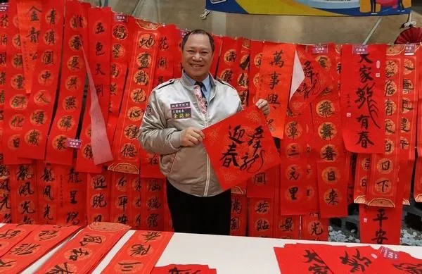 ▲大園新春創意春聯揮毫300份春聯供民眾索取