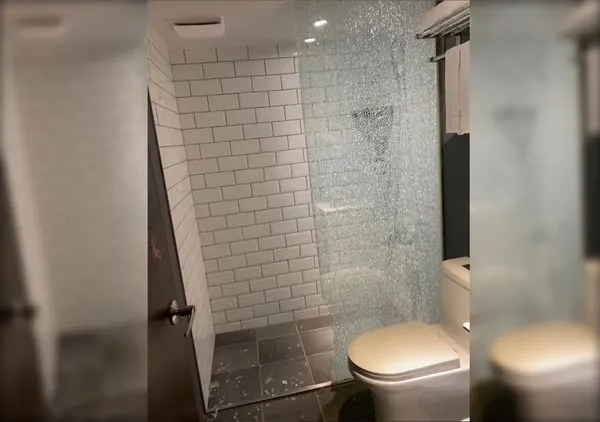 ▲▼旅客住宿見廁所玻璃全炸裂 業者凌晨狂按門鈴、找警察。（圖／翻攝自爆料公社二社）