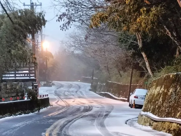 ▲▼新竹尖石下雪。（圖／翻攝臉書／綠木頭）