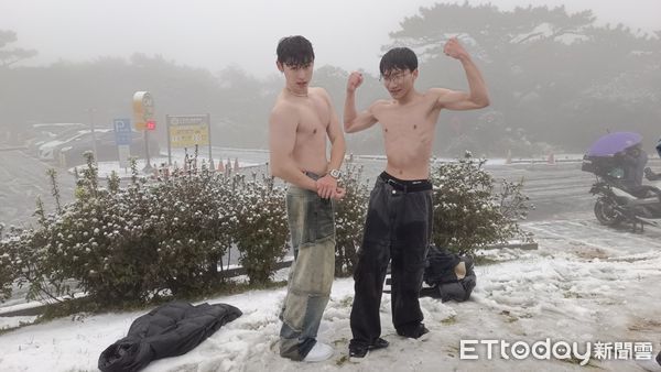 快訊／陽明山下雪！　高三生集體脫了：肌肉大嗎？（圖／記者湯興漢、陳煥丞攝）