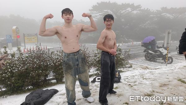 快訊／陽明山下雪！　高三生集體脫了：肌肉大嗎？（圖／記者湯興漢、陳煥丞攝）