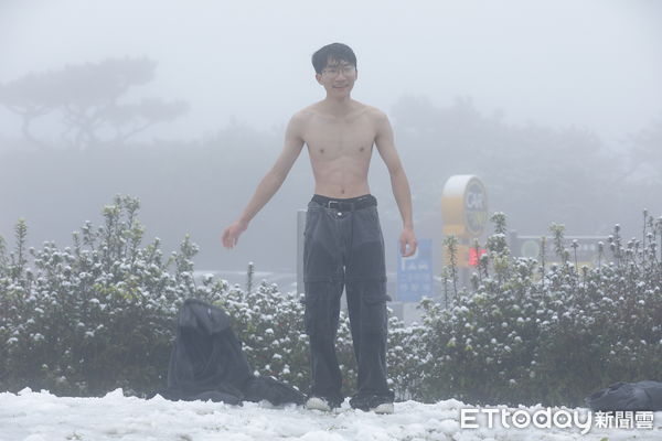 快訊／陽明山下雪！　高三生集體脫了：肌肉大嗎？（圖／記者湯興漢、陳煥丞攝）