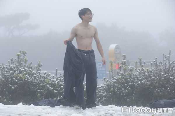 快訊／陽明山下雪！　高三生集體脫了：肌肉大嗎？（圖／記者湯興漢、陳煥丞攝）