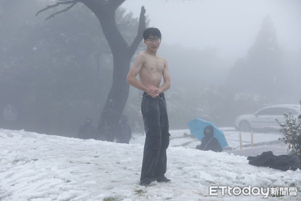 快訊／陽明山下雪！　高三生集體脫了：肌肉大嗎？（圖／記者湯興漢、陳煥丞攝）