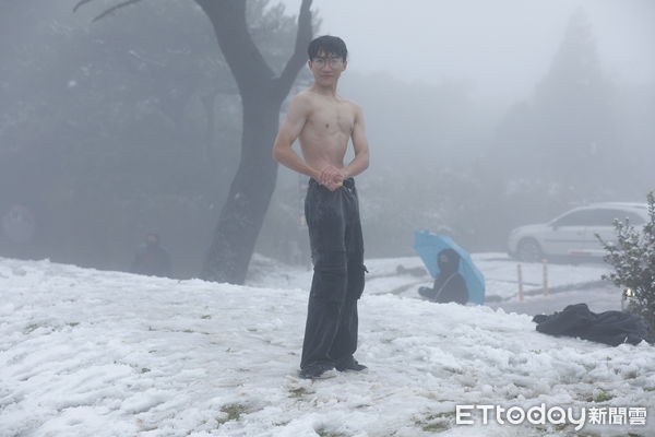 快訊／陽明山下雪！　高三生集體脫了：肌肉大嗎？（圖／記者湯興漢、陳煥丞攝）