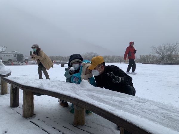 ▲▼太平山23日，－3°C「雪片紛飛」積雪一公分多，遊客們在銀白夢幻美景之境大打雪戰。（圖／太平山莊提供，下同）