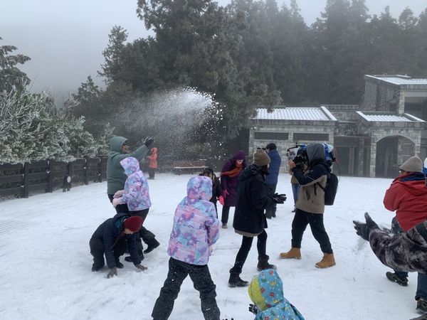 ▲▼太平山23日，－3°C「雪片紛飛」積雪一公分多，遊客們在銀白夢幻美景之境大打雪戰。（圖／太平山莊提供，下同）