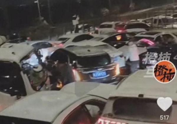 ▲浙江台州高架道路發生百輛車追撞事故。（圖／翻攝橙柿新聞）