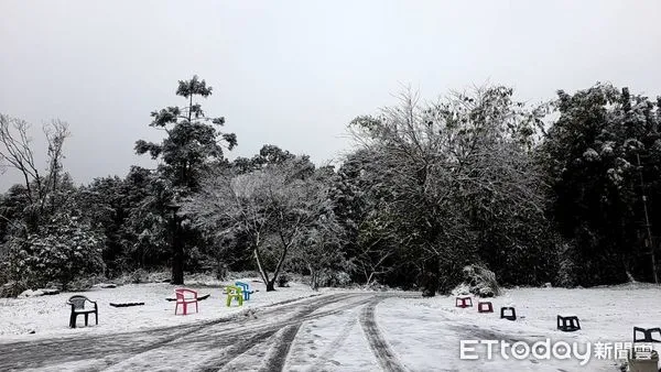 ▲新北市烏來區967高地下雪了。（圖／記者陸運陞翻攝，下同）