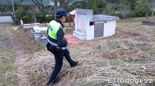 ▲▼民眾報案家族墓園鋁門遭竊，警方派員到現場蒐證。（圖／鳯林警分局提供，下同）