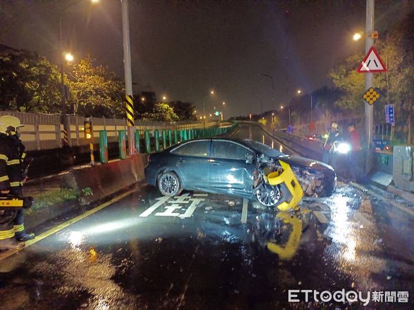 ▲▼王姓男子載朋友返家，因為視線不佳自撞橋墩，整台車頭幾乎全毀。（圖／記者邱中岳翻攝）