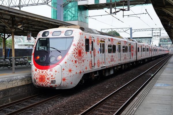 ▲▼觀光署與台鐵公司合作推出主題800型微笑號的彩繪列車「SIRAYA西拉雅號」。（圖／觀光署）