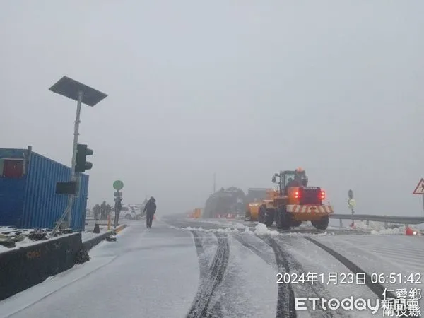 ▲養護單位出動剷雪機清雪。（圖／公路局提供，下同）