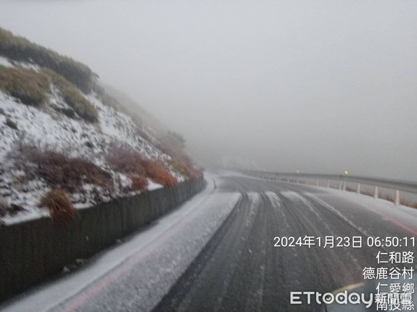 ▲養護單位出動剷雪機清雪。（圖／公路局提供，下同）