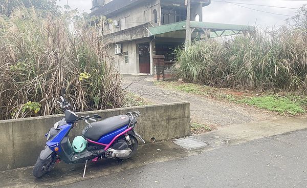 ▲桃園市王姓男子昨晚騎車上夜班途中，行經大園區大觀路時，突然身體不適倒在路上，圖為意外現場。（圖／熱心人士提供）