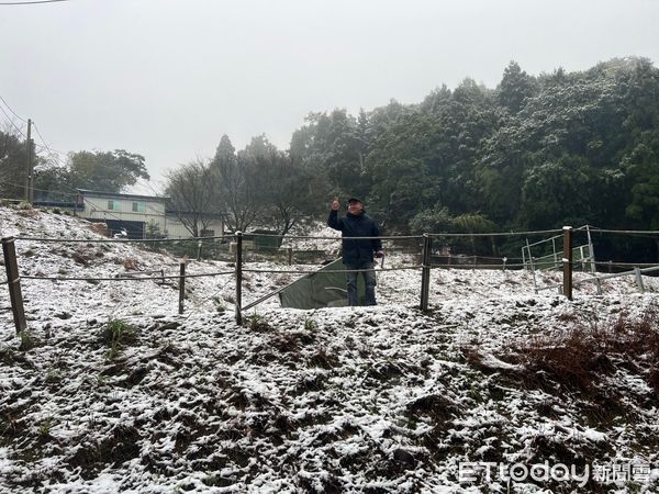 ▲▼新北三峽下雪。（圖／記者陸運陞翻攝）