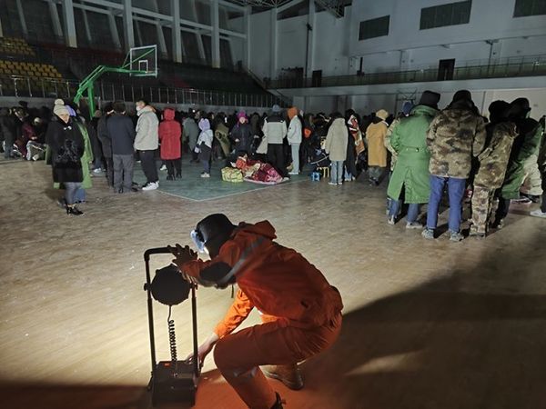 ▲新疆烏什7.1強震，受災民眾在體育館內集中避難。（圖／翻攝新華網）