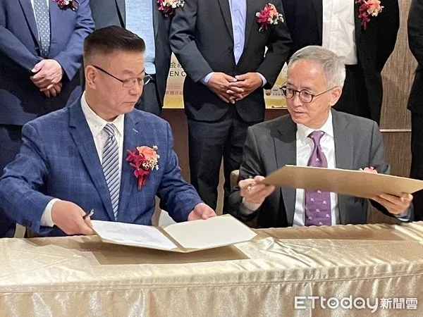 ▲簽約儀式在成旅晶贊飯店台中館舉行，同時也宣告香港馬克媒體駐台辦事處成立。（圖／記者游瓊華翻攝）