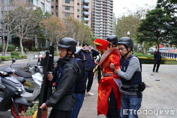 ▲▼三重警出動「財神爺」進行防搶演練             。（圖／記者戴上容翻攝）