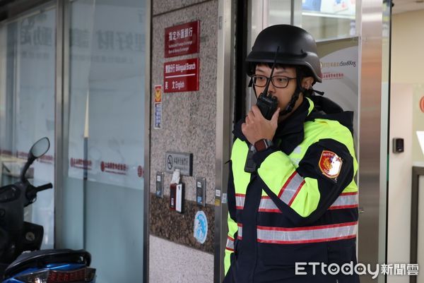 ▲▼三重警出動「財神爺」進行防搶演練             。（圖／記者戴上容翻攝）