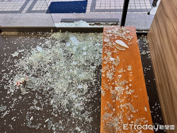 ▲▼             嘉義市健身房玻璃門冷到爆掉。（圖／記者翁伊森攝）