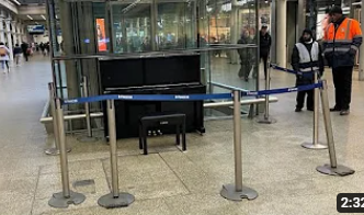 ▲倫敦聖潘克拉斯車站警方將鋼琴封起來。（圖／翻攝YouTube「Brendan Kavanagh」）