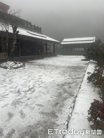 ▲天池山莊下雪，林業及自然保育署南投分署提醒山友登頂攜帶「雪季三寶」，並注意行走安全。（圖／記者高堂堯攝）