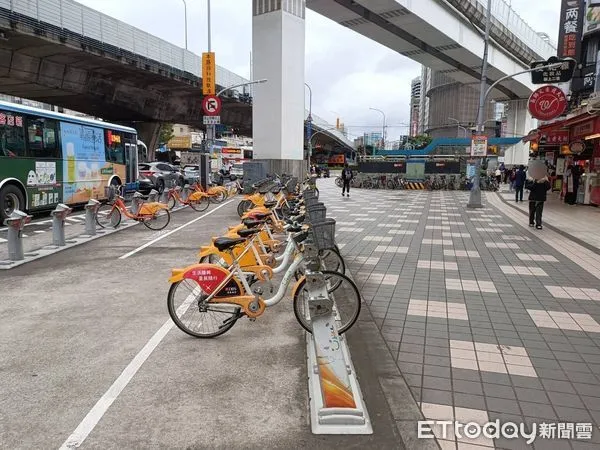 ▲▼新北男女2人為了搶單車大打出手             。（圖／記者陳以昇翻攝）