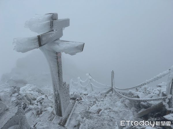 ▲玉山主峰風口段現場積雪與結冰情況。（圖／山友提供，翻攝「玉山國家公園」臉書粉專）